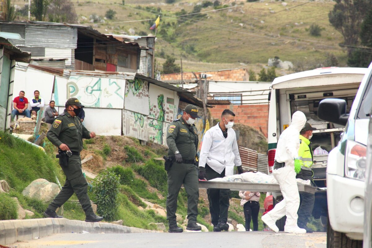 ¡Fin de semana violento! Hallan cuerpo de joven en lote baldío de Ciudad Bolívar Con el hallazgo del cuerpo de un joven ocurrido en la mañana de este domingo en el barrio El Recuerdo Alto, de ciudad Bolívar, la situación de inseguridad se agrava en la localidad, pues este no fue el único caso que se registró entre la noche del sábado y la madrugada del domingo.