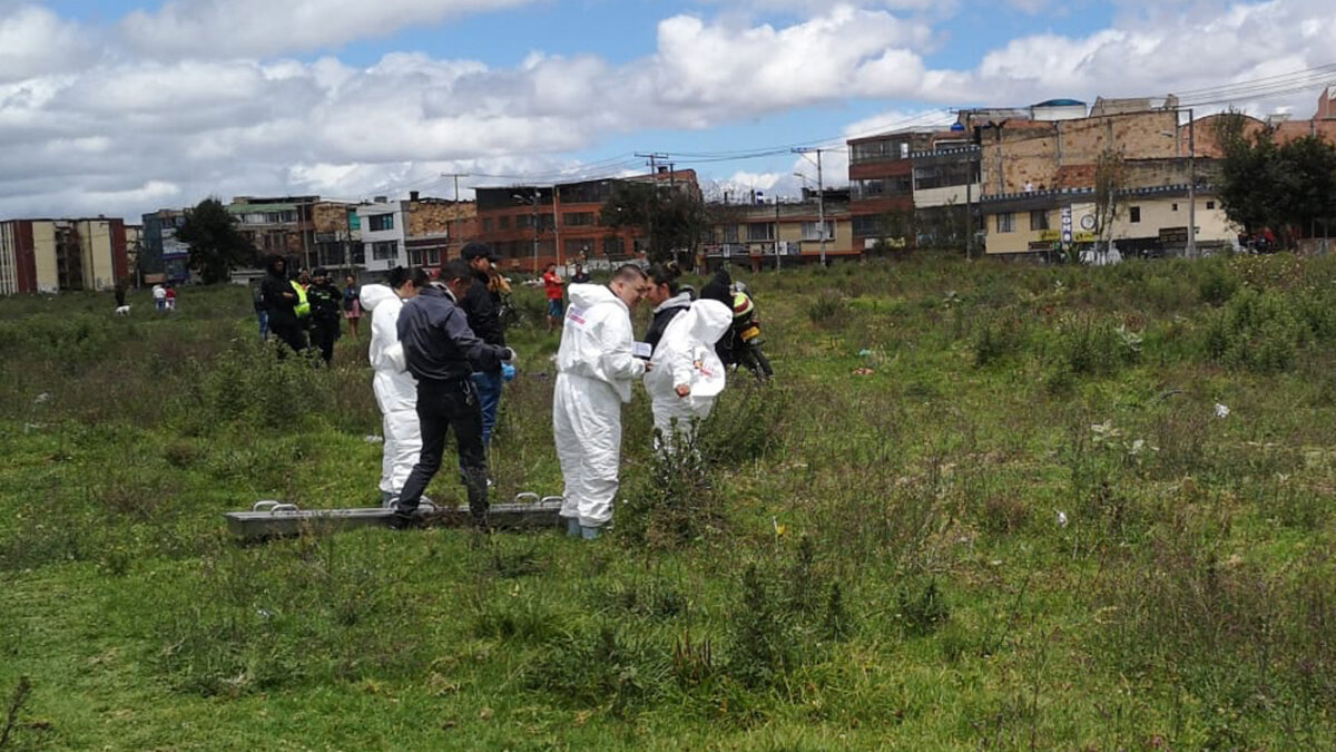 Pánico por hallazgo de cuerpo en un potrero de Suba 9 Pánico por hallazgo de cuerpo en un potrero de Suba El cuerpo de un hombre fue hallado sin vida en un potrero del barrio Villa María, en Suba, ante la mirada de la comunidad, que no creía lo que estaba viendo.