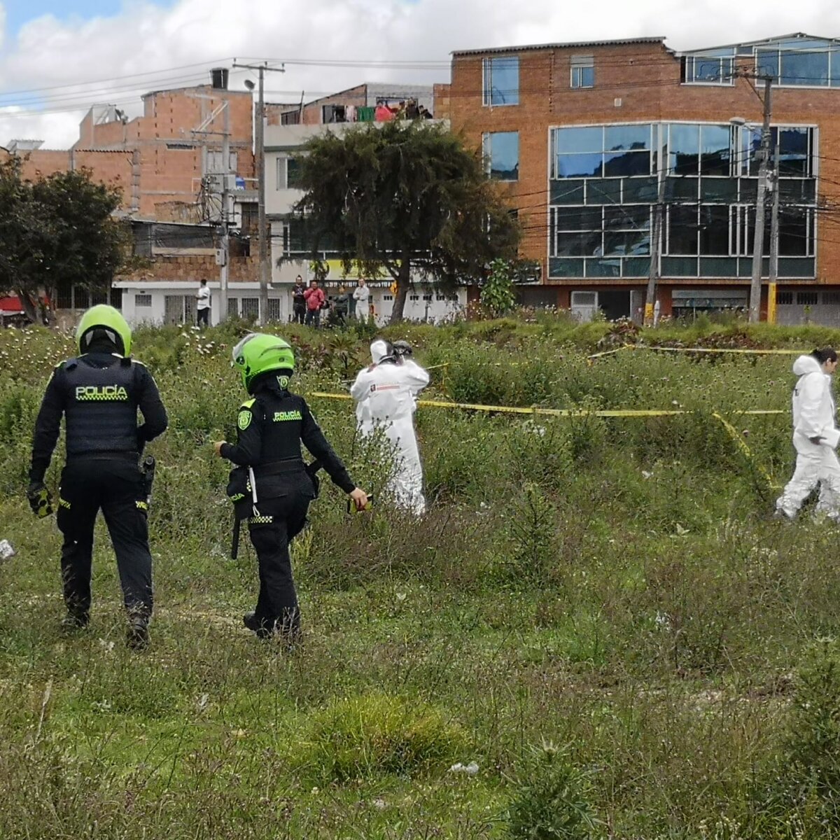 Pánico por hallazgo de cuerpo en un potrero de Suba 2 Pánico por hallazgo de cuerpo en un potrero de Suba El cuerpo de un hombre fue hallado sin vida en un potrero del barrio Villa María, en Suba, ante la mirada de la comunidad, que no creía lo que estaba viendo.