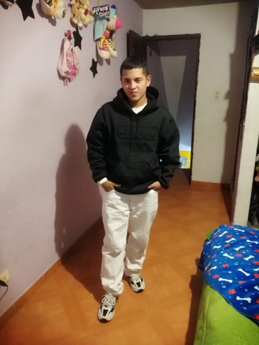 Hallan culpable a expolicía en homicidio de dos jóvenes 1 Hallan culpable a expolicía en homicidio de dos jóvenes Un expolicía fue hallado culpable por los homicidios de Dilan Santiago (17 años) y de Fernando León Riaño (29 años), ocurridos en julio de 2021 en Ciudad Bolívar.