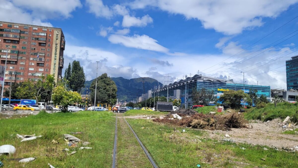 Hallan otro cadáver en las vías de Bogotá En la tarde de este viernes, a menos de 24 horas de que las autoridades confirmaran que en la localidad de Bosa, en predios del humedal Tibanica, habían encontrado el cadáver de una mujer envuelto en una lona de tela y varias cobijas, en la localidad de Los Mártires, en el centro de Bogotá, apareció otro cadáver hallado bajo circunstancias similares.