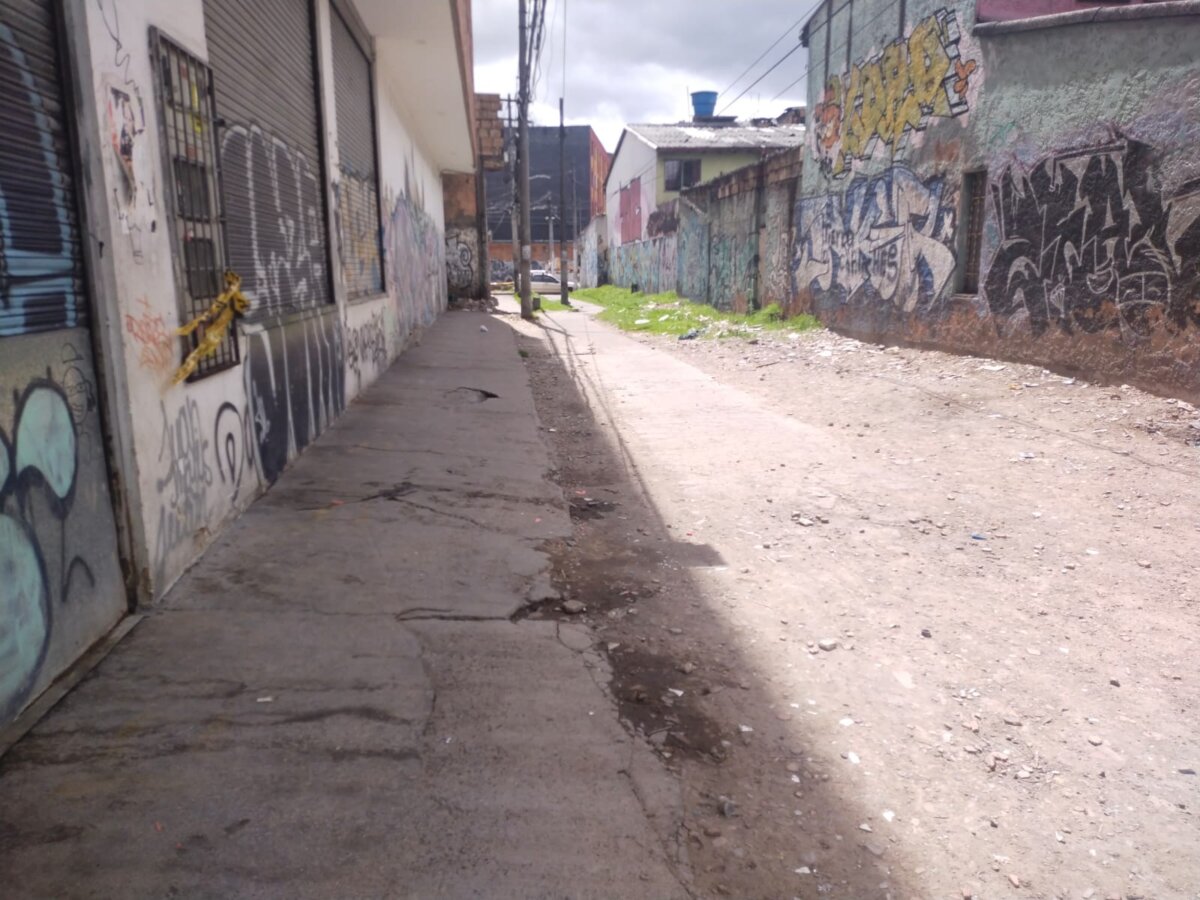 Encontraron cuerpo embolsado en vía pública de Kennedy La Policía confirmó el hallazgo de un cuerpo embolsado en el sector de Carvajal, en Kennedy, y que sería de un hombre de aproximadamente 35 años.