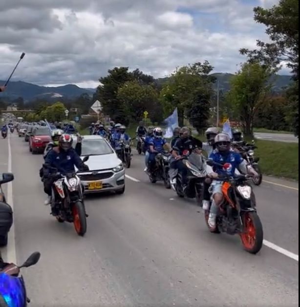 Hinchas de Millonarios acompañaron a su equipo en impresionante caravana a Boyacá Millonarios está a un paso de pasar a la gran final de la Liga BetPlay I-2023, el equipo 'embajador' está a solo un punto de clasificarse y buscará alcanzar este objetivo enfrentándose contra el Boyacá Chicó durante su partido de esta noche en el Estadio La Independencia en la ciudad de Tunja.