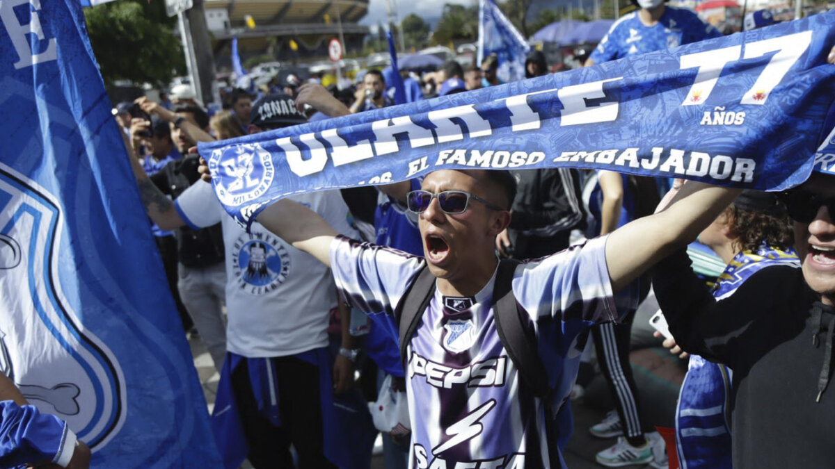 A ESTA HORA: Hinchas de Millonarios esperan la apertura de las puertas del estadio El Campín Durante la noche de este sábado 24 de junio se llevará a cabo la gran final de la Liga de futbol colombiano entre Millonarios y Nacional, la cual se jugará en el estadio Nemesio Camacho El Campín a las 7:00 p.m.