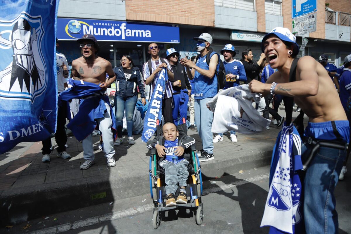 A ESTA HORA: Hinchas de Millonarios esperan la apertura de las puertas del estadio El Campín 1 A ESTA HORA: Hinchas de Millonarios esperan la apertura de las puertas del estadio El Campín Durante la noche de este sábado 24 de junio se llevará a cabo la gran final de la Liga de futbol colombiano entre Millonarios y Nacional, la cual se jugará en el estadio Nemesio Camacho El Campín a las 7:00 p.m.