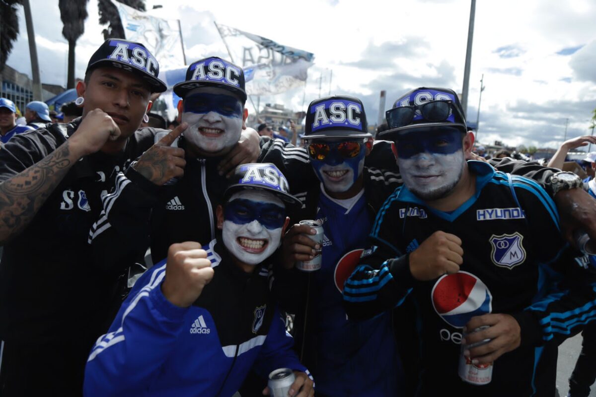A ESTA HORA: Hinchas de Millonarios esperan la apertura de las puertas del estadio El Campín 2 A ESTA HORA: Hinchas de Millonarios esperan la apertura de las puertas del estadio El Campín Durante la noche de este sábado 24 de junio se llevará a cabo la gran final de la Liga de futbol colombiano entre Millonarios y Nacional, la cual se jugará en el estadio Nemesio Camacho El Campín a las 7:00 p.m.