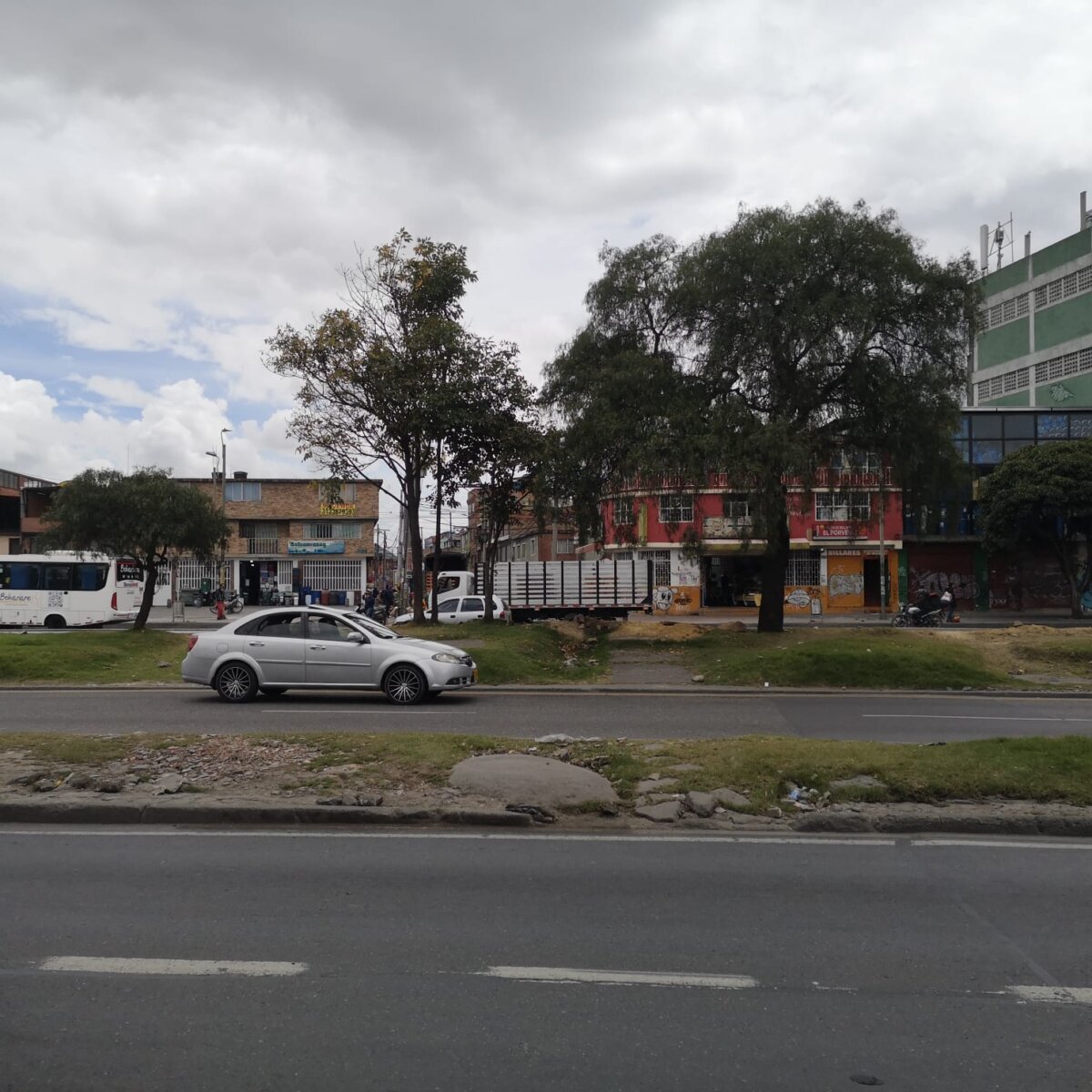 Hombre falleció tras brutal golpiza en Kennedy 1 Hombre falleció tras brutal golpiza en Kennedy A la medianoche de jueves, las autoridades de Kennedy fueron alertadas de una terrible situación de orden público que se presentó en el barrio Carvajal (en Kennedy). Allí, según la información que recibieron los uniformados, una multitud de personas estaba golpeando a un hombre en plena vía pública.