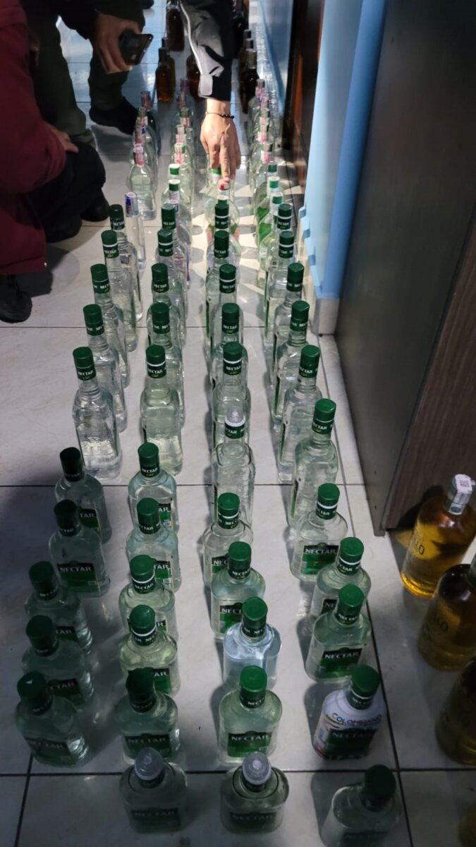 Incautan 120 botellas de licor adulterado 1 Incautan 120 botellas de licor adulterado Incautaron 120 botellas de licor adulterado que estaban escondidas en el techo de una vivienda en Kennedy.