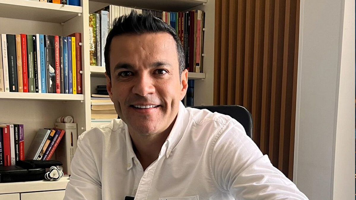 Juan Diego Alvira vuelve a la televisión: este será su nuevo trabajo 10 Juan Diego Alvira vuelve a la televisión: este será su nuevo trabajo Juan Diego Alvira estará en un conocido canal de televisión.