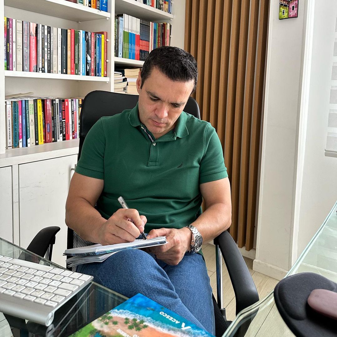 Juan Diego Alvira vuelve a la televisión: este será su nuevo trabajo Juan Diego Alvira estará en un conocido canal de televisión.