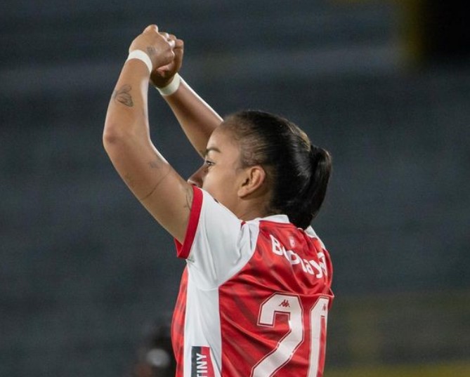 Karla Viancha, la goleadora de Santa Fe que va por el título de la Liga Femenina 2 Karla Viancha, la goleadora de Santa Fe que va por el título de la Liga Femenina La joven bogotana Karla Viancha, y quien juega en Santa Fe, conversó con Q'HUBO sobre sus sueños y cómo se viene preparando para afrontar la final de la Liga Femenina de fútbol colombiano ante el América de Cali.