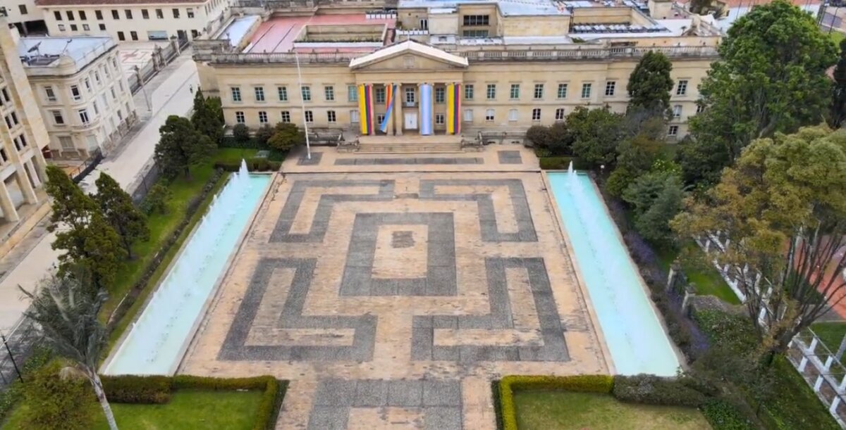 La Casa de Nariño se vistió por primera vez en la historia con los colores de la bandera LGBTIQ+ Al mediodía de este miércoles, la Casa de Nariño izó por primera vez en la historia la bandera del Orgullo LGBTIQ+, justamente en el día en el que se conmemora la lucha por los derechos y la igualdad de esta población.