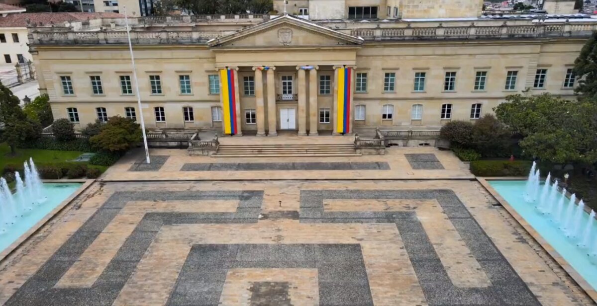 La Casa de Nariño se vistió por primera vez en la historia con los colores de la bandera LGBTIQ+ Al mediodía de este miércoles, la Casa de Nariño izó por primera vez en la historia la bandera del Orgullo LGBTIQ+, justamente en el día en el que se conmemora la lucha por los derechos y la igualdad de esta población.