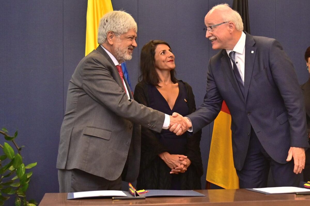 Le inyectan al país 200 millones de euros para la transición energética Colombia ya firmó con Alemania la ‘Declaración de Intención sobre una Alianza para el Clima y una Transición Energética Justa’, un acuerdo que permite la creación de proyectos para proteger el medio ambiente y expandir las energías renovables, el desarrollo urbano sostenible y la conservación de los bosques y la biodiversidad de nuestro país.