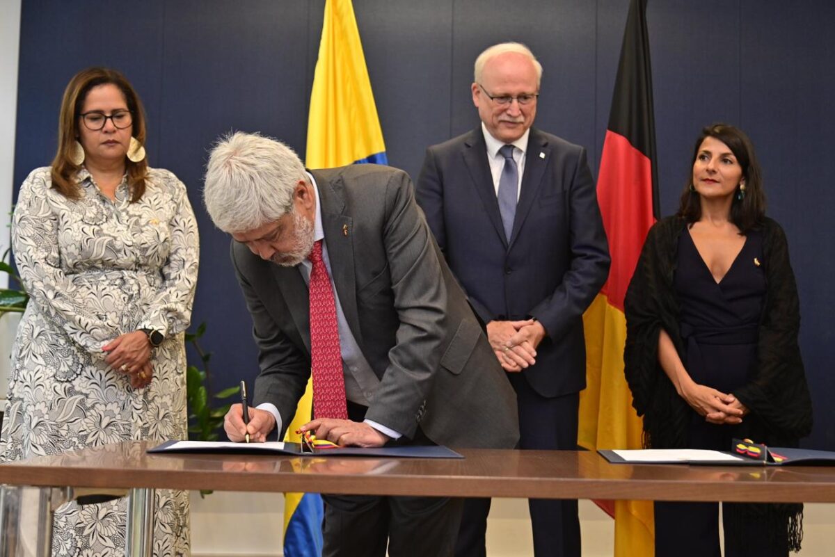 Le inyectan al país 200 millones de euros para la transición energética Colombia ya firmó con Alemania la ‘Declaración de Intención sobre una Alianza para el Clima y una Transición Energética Justa’, un acuerdo que permite la creación de proyectos para proteger el medio ambiente y expandir las energías renovables, el desarrollo urbano sostenible y la conservación de los bosques y la biodiversidad de nuestro país.