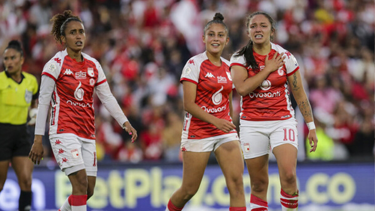 Liga Femenina: Las 'Leonas' van por la tercera estrella Esta noche Santa Fe buscará frente al América de Cali su tercer título de la Liga Femenina, en el juego de vuelta de la final que van ganando las 'Leonas' tras imponerse 2 a 0 en El Campín.