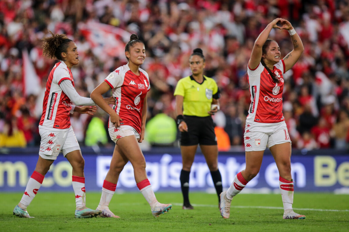 Liga Femenina: Las 'Leonas' van por la tercera estrella 1 Liga Femenina: Las 'Leonas' van por la tercera estrella Esta noche Santa Fe buscará frente al América de Cali su tercer título de la Liga Femenina, en el juego de vuelta de la final que van ganando las 'Leonas' tras imponerse 2 a 0 en El Campín.