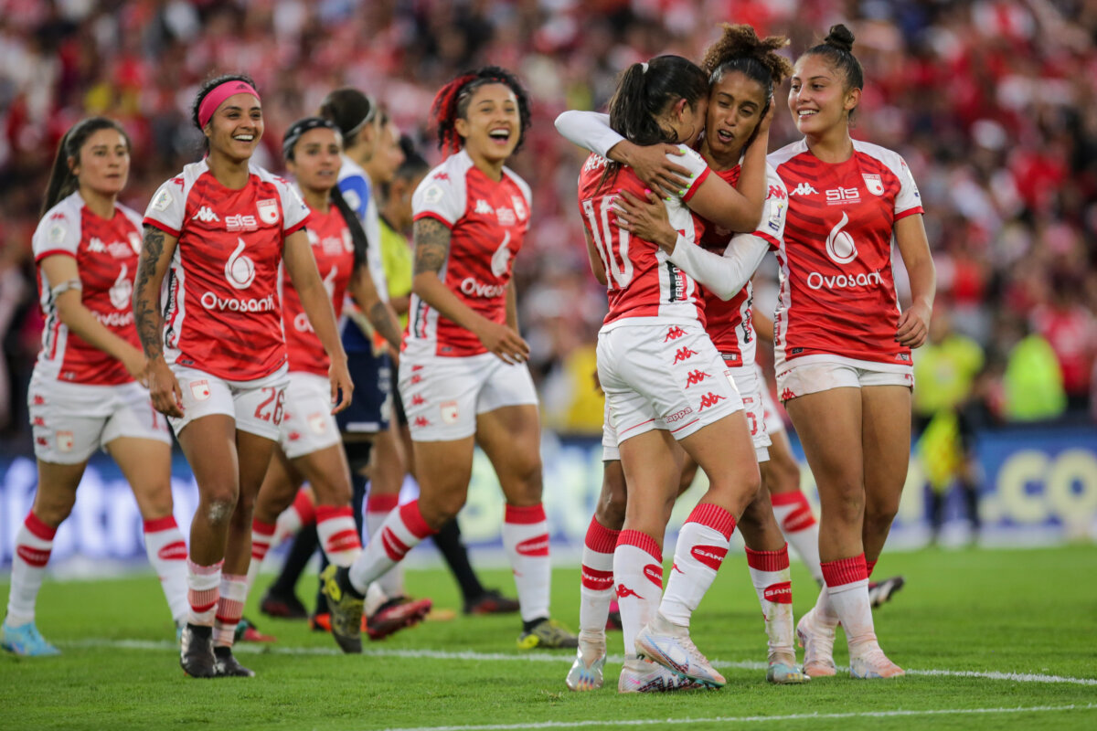 Liga Femenina: Las 'Leonas' van por la tercera estrella 2 Liga Femenina: Las 'Leonas' van por la tercera estrella Esta noche Santa Fe buscará frente al América de Cali su tercer título de la Liga Femenina, en el juego de vuelta de la final que van ganando las 'Leonas' tras imponerse 2 a 0 en El Campín.