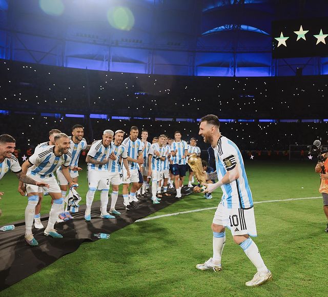 Lionel Messi aseguró que no seguiría en la Selección si Argentina perdía el Mundial Luego de que la Selección Argentina derrotara 2-0 a Australia en un partido amistoso en la ciudad de Pekín (China), el capitán de la 'Albiceleste' Lionel Messi, dio una entrevista al canal de televisión argentino 'La TV Pública' para su serie llamada 'Llave a la eternidad', donde cuenta la historia y momentos clave de los grandes jugadores de la selección que hoy es campeona del mundo.