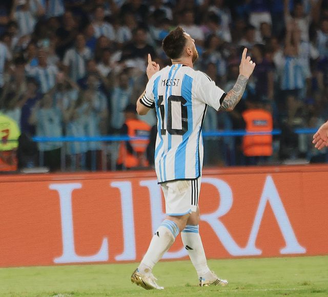 Lionel Messi aseguró que no seguiría en la Selección si Argentina perdía el Mundial Luego de que la Selección Argentina derrotara 2-0 a Australia en un partido amistoso en la ciudad de Pekín (China), el capitán de la 'Albiceleste' Lionel Messi, dio una entrevista al canal de televisión argentino 'La TV Pública' para su serie llamada 'Llave a la eternidad', donde cuenta la historia y momentos clave de los grandes jugadores de la selección que hoy es campeona del mundo.
