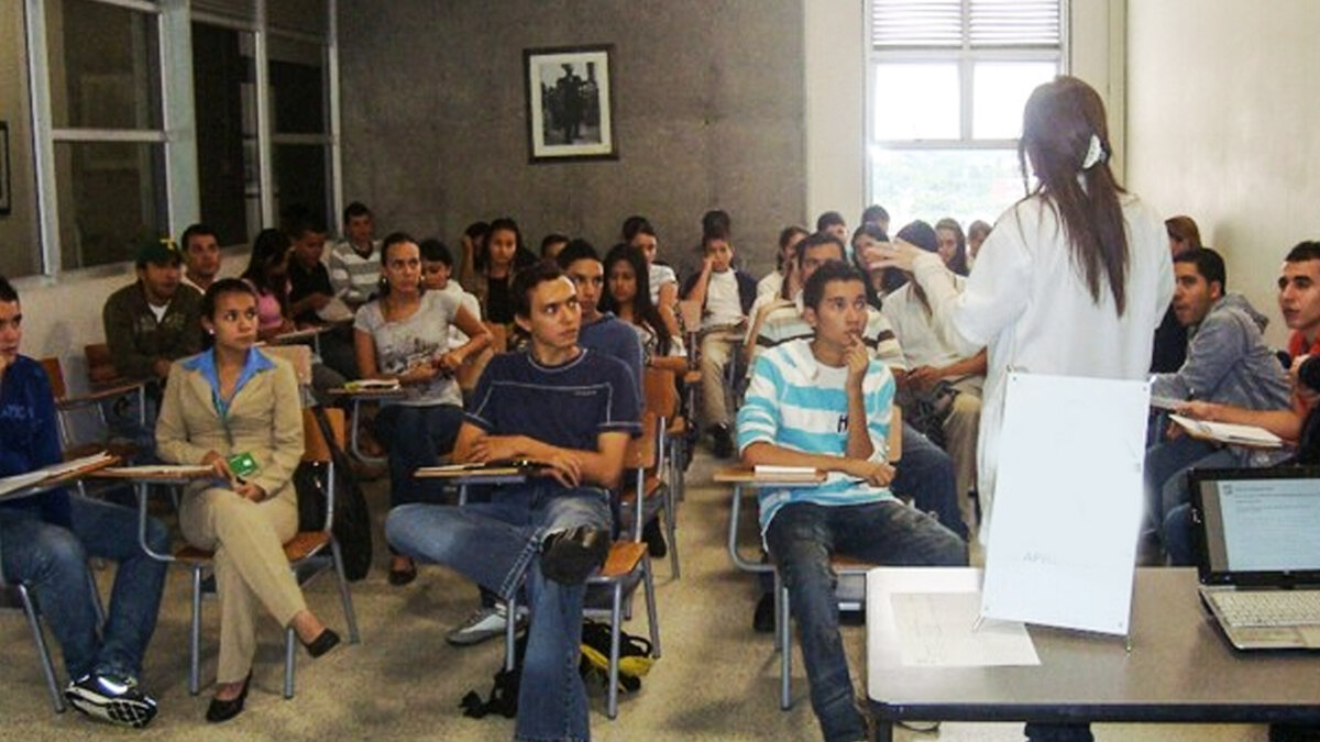 Los jóvenes pueden ganar buen billete en el exterior Buenas noticias para los jóvenes del país porque la ONG Work and Travel tiene abiertas dos convocatorias dirigidas a 850 personas entre los 18 y 35 años para que vayan a trabajar al extranjero.