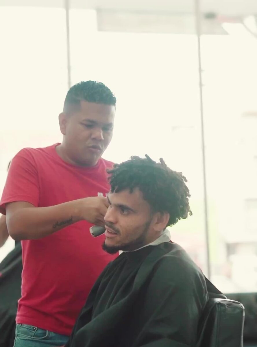 Luis Díaz causó furor tras llegar a una barbería en Barranquilla 1 Luis Díaz causó furor tras llegar a una barbería en Barranquilla Toda una sorpresa se llevaron los transeúntes cerca a una barbería en Barranquilla, tras la llegada de Luis Díaz para realizarse un corte de cabello, y donde más de uno aprovechó para tomarse una foto con el guajiro que la rompe con el Liverpool y la Selección Colombia.