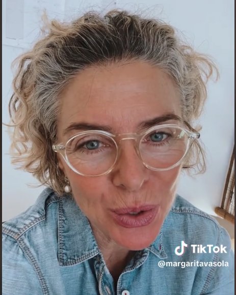 Margarita Rosa de Francisco trató de miserables a los medios de comunicación del país La actriz, escritora y presentadora Margarita Rosa de Francisco arremetió contra los periodistas del país llamándolos "miserables", luego de que el pasado miércoles, el presidente Gustavo Petro dijera que el allanamiento hecho por la Fiscalía General de la Nación a una de las oficinas de la Presidencia fue producto de una orden de la revista Semana.
