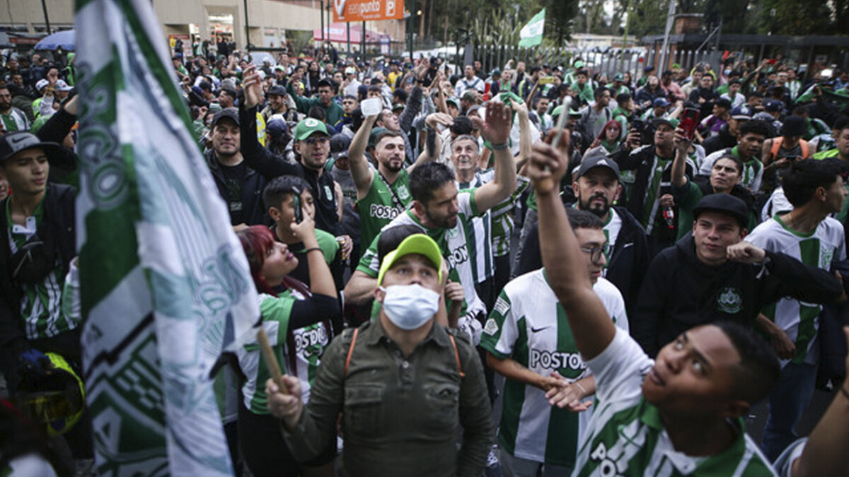 Masivo recibimiento de hinchas de Atlético Nacional en Bogotá 1 Masivo recibimiento de hinchas de Atlético Nacional en Bogotá Pese a que mañana no podrán ingresar los simpatizantes de Atlético Nacional al estadio El Campín para el partido de vuelta contra Millonarios, los hinchas del verde en Bogotá le hicieron un recibimiento con banderas, cánticos y juegos pirotécnicos al equipo verdolaga.