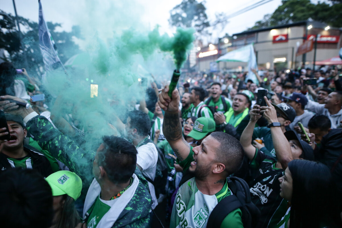 Masivo recibimiento de hinchas de Atlético Nacional en Bogotá Pese a que mañana no podrán ingresar los simpatizantes de Atlético Nacional al estadio El Campín para el partido de vuelta contra Millonarios, los hinchas del verde en Bogotá le hicieron un recibimiento con banderas, cánticos y juegos pirotécnicos al equipo verdolaga.