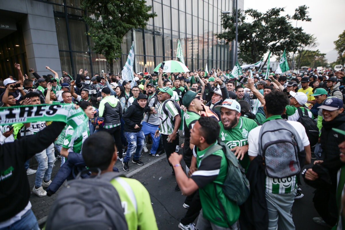 Masivo recibimiento de hinchas de Atlético Nacional en Bogotá Pese a que mañana no podrán ingresar los simpatizantes de Atlético Nacional al estadio El Campín para el partido de vuelta contra Millonarios, los hinchas del verde en Bogotá le hicieron un recibimiento con banderas, cánticos y juegos pirotécnicos al equipo verdolaga.