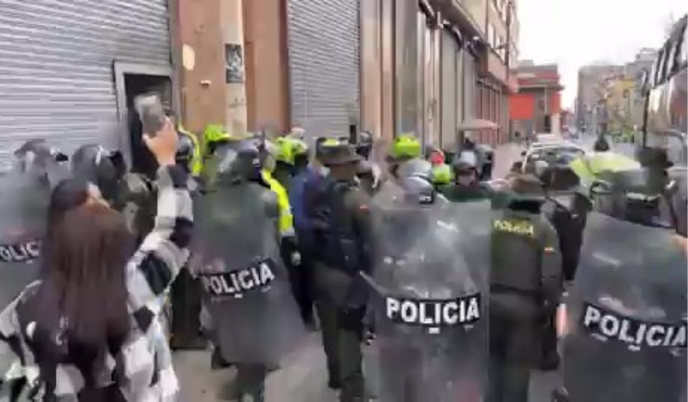 Megaoperativo anticontrabando en San Victorino Durante la madrugada de este jueves, se llevó a cabo un gran operativo de la Policía Fiscal y Aduanera en las bodegas de San Victorino, donde al parecer se almacenaba mercancía de contrabando. Este operativo tomó por sorpresa a los comerciantes del sector, quienes indicaron que se están llevando la mercancía sin que los dueños se encuentren presentes.