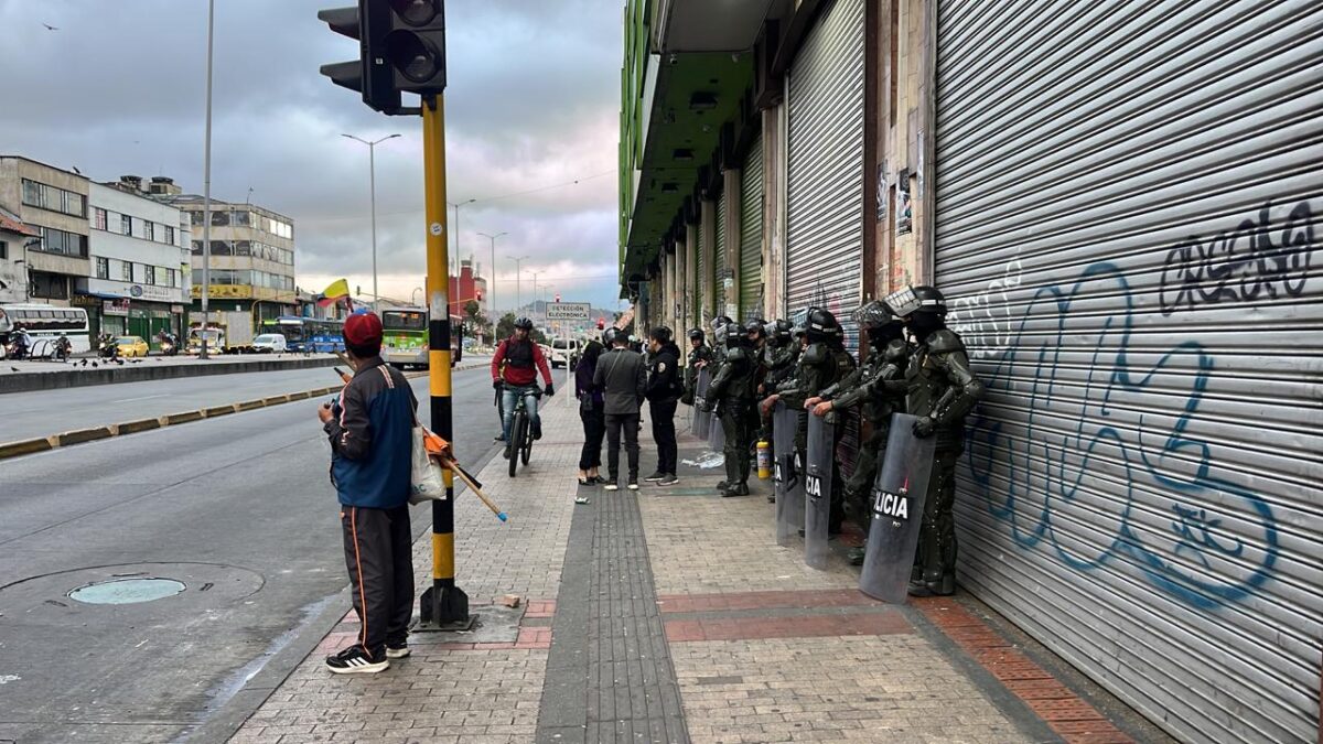 Megaoperativo anticontrabando en San Victorino Durante la madrugada de este jueves, se llevó a cabo un gran operativo de la Policía Fiscal y Aduanera en las bodegas de San Victorino, donde al parecer se almacenaba mercancía de contrabando. Este operativo tomó por sorpresa a los comerciantes del sector, quienes indicaron que se están llevando la mercancía sin que los dueños se encuentren presentes.
