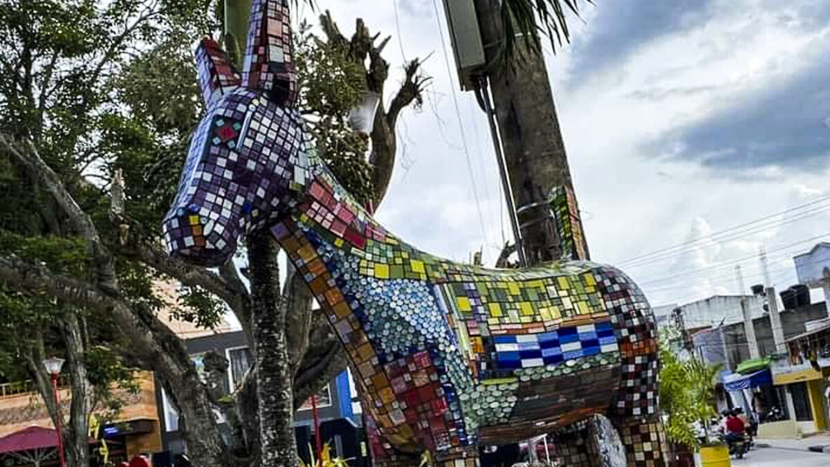“Mi primer amor”, así nombraron a la estatua de una burra en la costa La instalación de un polémico monumento en la costa Caribe ha generado controversia en el municipio de Sincelejo, en el departamento de Sucre. El monumento, titulado “Mi primer amor”, ha causado rechazo por parte de la ciudadanía debido a su nombre y diseño.