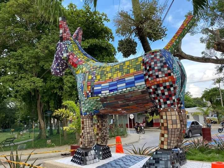“Mi primer amor”, así nombraron a la estatua de una burra en la costa La instalación de un polémico monumento en la costa Caribe ha generado controversia en el municipio de Sincelejo, en el departamento de Sucre. El monumento, titulado “Mi primer amor”, ha causado rechazo por parte de la ciudadanía debido a su nombre y diseño.