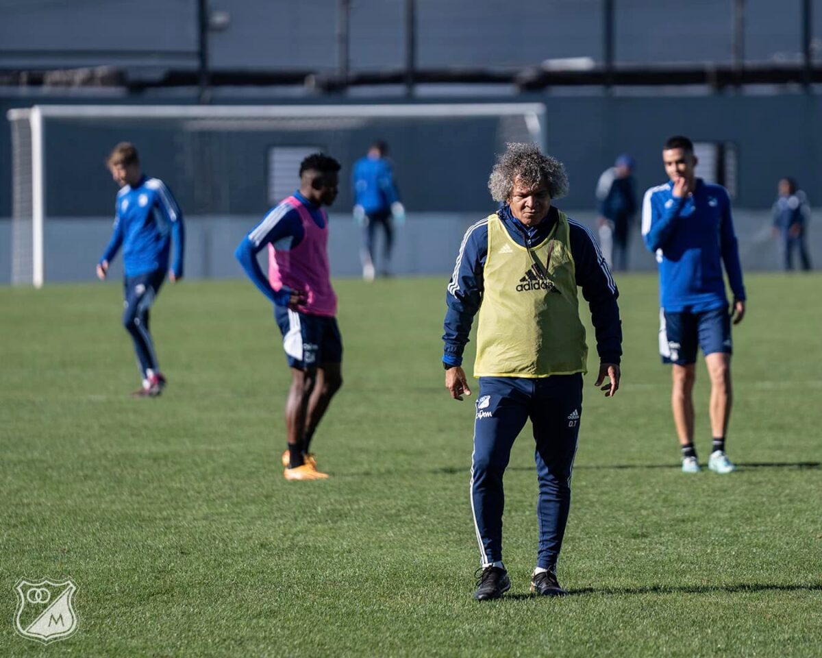 Millos, por la hazaña copera Millonarios puede darle más alegrías a su hinchada. Y es que tras consagrarse campeón de la Liga, frente a Nacional, esta noche (7:00 p.m.) el equipo dirigido por Alberto Gamero buscará clasificar a los octavos de final de la Copa Sudamericana enfrentando como visitante a Defensa y Justicia de Argentina. En Q’HUBO le contamos cómo llegan ambos equipos para este duelo, entre otros datos de interés.