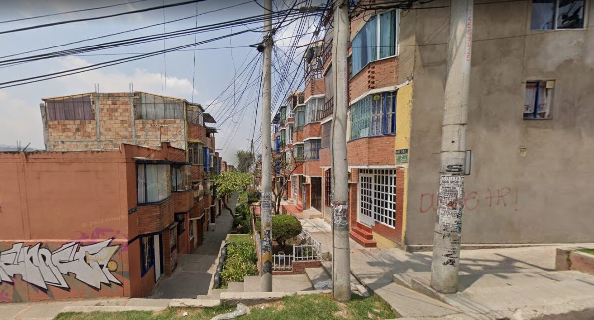 Misteriosa muerte de mujer en Usme 1 Misteriosa muerte de mujer en Usme Tras ser hallada con un golpe en la cabeza, una mujer perdió la vida en el Cami de Santa Librada, en Usme.