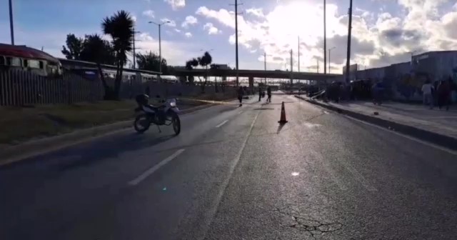 Muere peatón arrollado por intentar colarse en TransMilenio Un grave accidente de tránsito cobró la vida de un peatón y dejó a un motero herido en la Autopista Sur.
