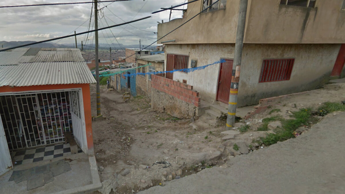 Muerte de un hombre en Villa Mercedes 1 Muerte de un hombre en Villa Mercedes Hay consternación en el barrio Villa Mercedes, segundo sector (Soacha), tras la muerte de uno de los vecinos dentro de una viviendas. Al parecer, esta persona se habría suicidado sobre la tarde de este miércoles.