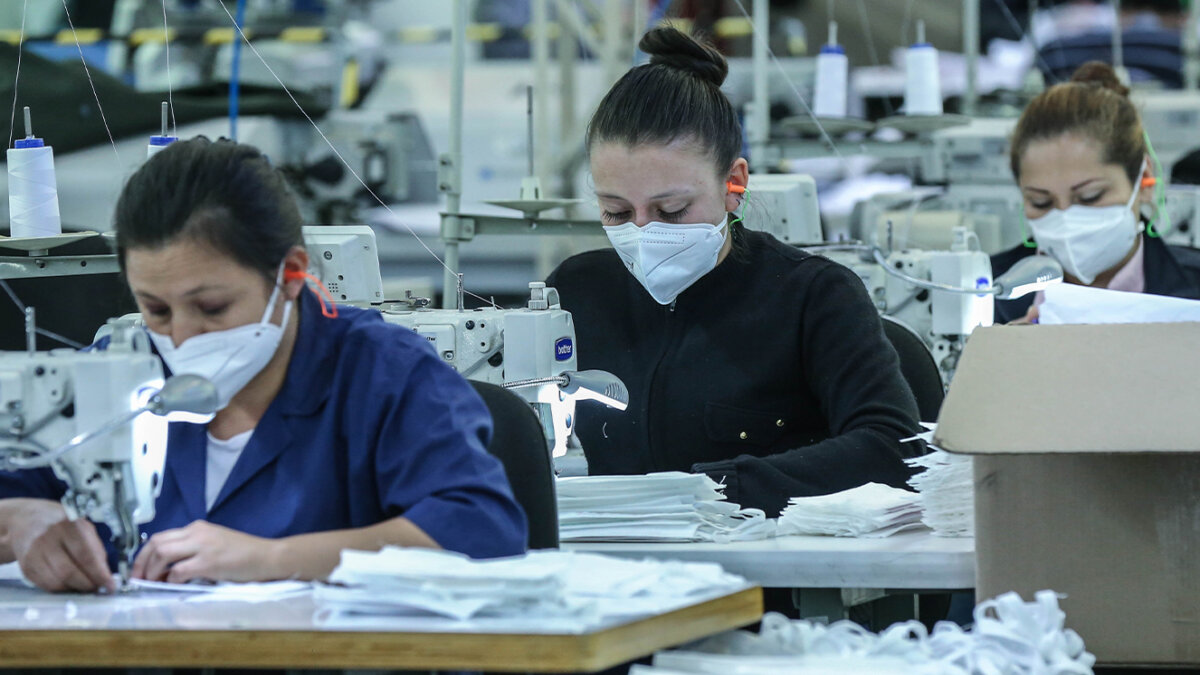 Mujeres se pensionarán con menos semanas 1 Mujeres se pensionarán con menos semanas La Corte Constitucional tumbó la ley que obliga a las mujeres a cotizar 1.300 semanas para su pensión.