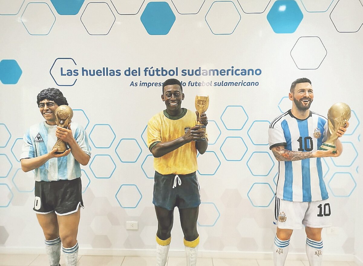 Museo del Fútbol, la joya de la Conmebol Sobre la Avenida Sudamericana, tres edificios se imponen sobre la planicie paraguaya, la Conmebol, ente rector del fútbol en nuestro continente muestra su poderío con su sede central, el hotel Bourbon, un calco al Hilton de Buenos Aires, y el Centro de Convenciones, donde está el Museo del Fútbol Sudamericano, un sitio que todo fanático quisiera recorrer al menos, una vez en la vida.