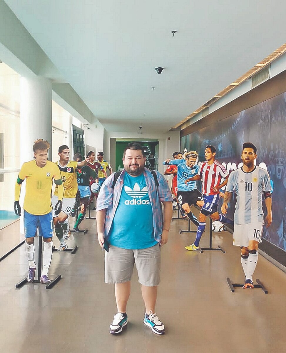 Museo del Fútbol, la joya de la Conmebol Sobre la Avenida Sudamericana, tres edificios se imponen sobre la planicie paraguaya, la Conmebol, ente rector del fútbol en nuestro continente muestra su poderío con su sede central, el hotel Bourbon, un calco al Hilton de Buenos Aires, y el Centro de Convenciones, donde está el Museo del Fútbol Sudamericano, un sitio que todo fanático quisiera recorrer al menos, una vez en la vida.