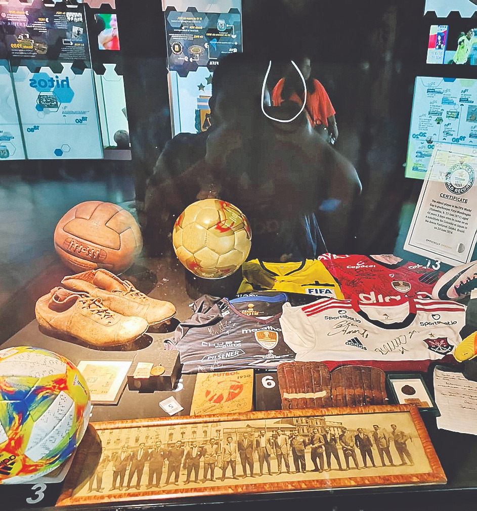 Museo del Fútbol, la joya de la Conmebol Sobre la Avenida Sudamericana, tres edificios se imponen sobre la planicie paraguaya, la Conmebol, ente rector del fútbol en nuestro continente muestra su poderío con su sede central, el hotel Bourbon, un calco al Hilton de Buenos Aires, y el Centro de Convenciones, donde está el Museo del Fútbol Sudamericano, un sitio que todo fanático quisiera recorrer al menos, una vez en la vida.