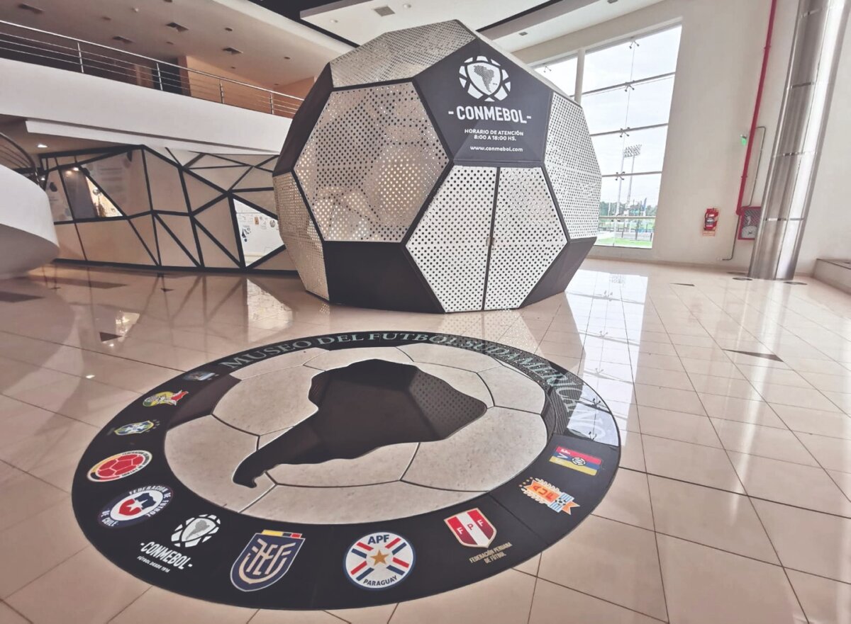 Museo del Fútbol, la joya de la Conmebol Sobre la Avenida Sudamericana, tres edificios se imponen sobre la planicie paraguaya, la Conmebol, ente rector del fútbol en nuestro continente muestra su poderío con su sede central, el hotel Bourbon, un calco al Hilton de Buenos Aires, y el Centro de Convenciones, donde está el Museo del Fútbol Sudamericano, un sitio que todo fanático quisiera recorrer al menos, una vez en la vida.
