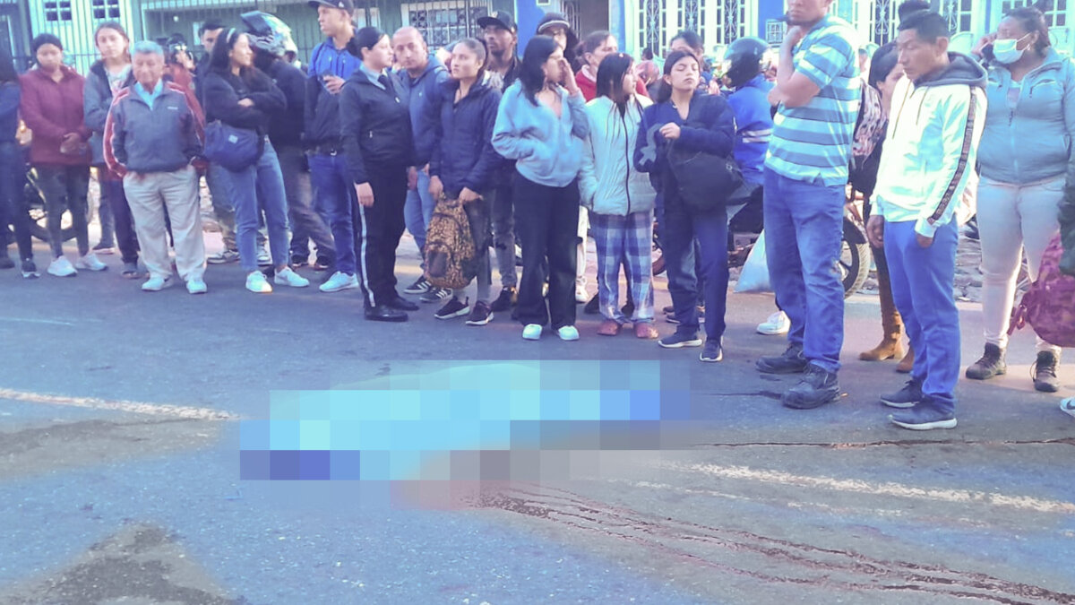 Niño murió arrollado por ir amarrado de su bicicleta a un bus 1 Niño murió arrollado por ir amarrado de su bicicleta a un bus Un niño de 13 años perdió la vida luego de ir amarrado de su bicicleta a un bus, en la localidad de San Cristóbal.