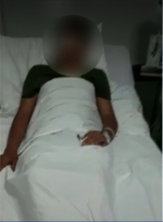 Niño de 13 años está hospitalizado tras ser golpeado por un compañero en Usme En las últimas horas, se dio a conocer el caso de un menor de 13 años que se encuentra hospitalizado luego de ser brutalmente golpeado por uno de sus compañeros dentro de un colegio en la localidad de Usme. Lo que más causa indignación del caso es que un profesor se encontraba en el momento en el que sucedió la agresión y no hizo nada para evitar que golpearan al niño.
