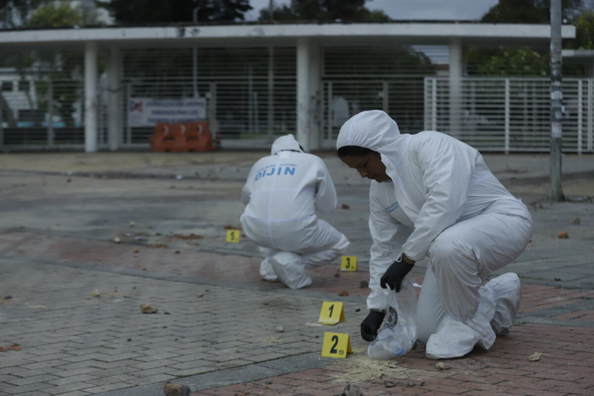 Ofrecen $20 millones por información sobre ataque contra policía 1 Ofrecen $20 millones por información sobre ataque contra policía Luego de los fuertes enfrentamientos entre integrantes de la policía antidisturbios y encapuchados desde el campus de la Universidad Nacional en Bogotá que dejaron un uniformado en grave estado de salud, las autoridades ofrecieron recompensa para identificar a los responsables.