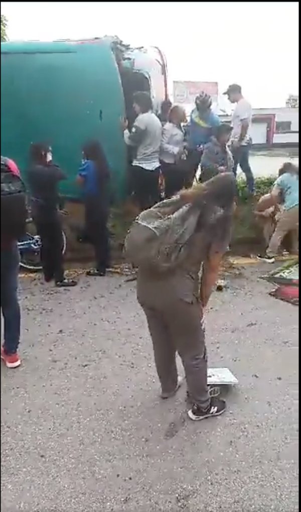Pánico al interior de un bus que se queda sin frenos 1 Pánico al interior de un bus que se queda sin frenos Un pasajero grabó con su celular los momentos de pánico y angustia que se vivieron al interior de un bus mientras este se volcaba.