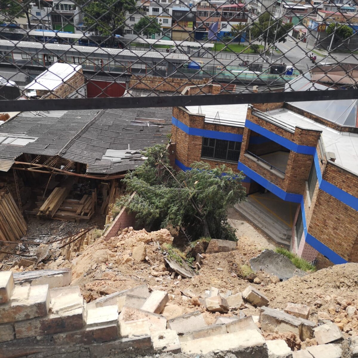 Pánico por deslizamiento de tierra en Rafael Uribe Habitantes del barrio San Juanito (en Rafael Uribe), se encuentran preocupados por el deslizamiento de tierra que se presentó hace algunos días en la Diagonal 37B Sur Transversal 17C, pues este suceso no ha sido atendido por las entidades correspondientes y temen que la situación empeore, obligando al cierre de la única vía que hay para acceder a otros 20 barrios.