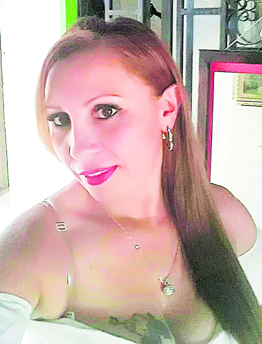 ¡Atroz feminicidio! A María Cristina su pareja la robó y la asesinó 1 ¡Atroz feminicidio! A María Cristina su pareja la robó y la asesinó La hija de María Cristina León exige justicia por el feminicidio de su mamá que, según la joven, habría sido cometido por la pareja sentimental de la víctima, y de quien en estos momentos se desconoce su paradero.