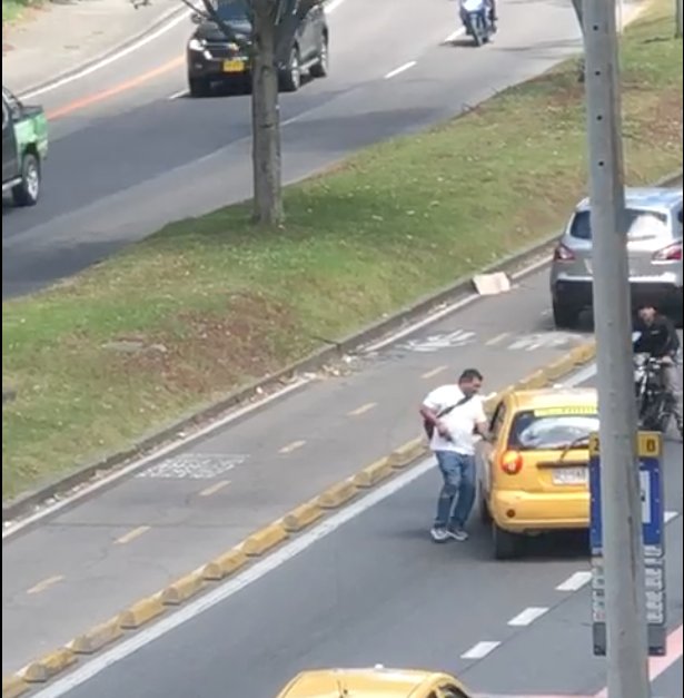 EN VIDEO: Pillos hicieron de las suyas en Chapinero y robaron a domiciliario y taxista 1 EN VIDEO: Pillos hicieron de las suyas en Chapinero y robaron a domiciliario y taxista Dos sujetos en moto protagonizaron un robo múltiple en Chapinero, luego de que amedrentaron a un domiciliario y le dispararon al conductor de un vehículo, quien resultó herido por oponerse al robo del vehículo.